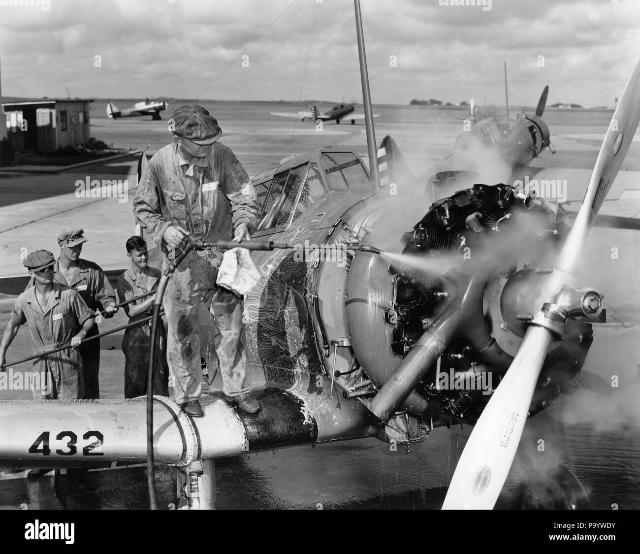 1940s WWII CREW OF MAINTENANCE MEN SERVICING CLEANING ENGINE SINGLE PROPELLER AIRPLANE WITH HIGH PRESSURE SPRAY - q74713 CPC001 HARS PRESSURE TRANSPORT COPY SPACE FULL-LENGTH PERSONS GROWN-UP II MALES TRANSPORTATION B&W PROPELLER CHORE VICTORY SCULLING WORLD WAR WORLD WAR II OCCUPATIONS MAINTENANCE MOBILITY CONFLICTING SERVICING SPRAY TASK YOUNG ADULT MAN BATTLING BLACK AND WHITE CAUCASIAN ETHNICITY OLD FASHIONED Stock Photo