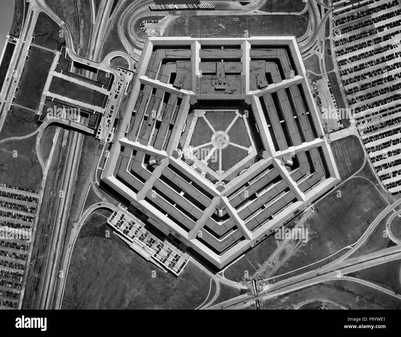 1940s 1950s AERIAL VIEW THE PENTAGON ARLINGTON VA USA - q74724 CPC001 HARS PROTECTION STRENGTH STRATEGY EXTERIOR KNOWLEDGE LEADERSHIP POWERFUL TRAVEL USA AUTHORITY 1943 REAL ESTATE EAST COAST STRUCTURES GEOMETRIC SUPPORT EDIFICE ARMED FORCE FORTRESS SYMBOLIC WASHINGTON DC DEFENSE HEADQUARTERS HUB RESORTS SIDES VA AERIAL VIEW ARLINGTON BLACK AND WHITE DEPARTMENT OF DEFENSE ESTABLISHMENT GEOMETRY OLD FASHIONED PENTAGON REPRESENTATION Stock Photo