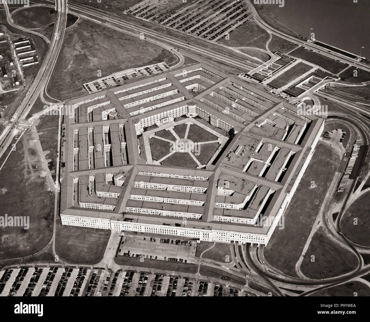 1940s 1950s ABSOLUTE AERIAL PENTAGON BUILDING POLYGON 5 SIDES AND ANGLES DEFENSE MILITARY HUB CENTER ARLINGTON VA USA - q74732 CPC001 HARS VA AERIAL VIEW ARLINGTON BLACK AND WHITE DEPARTMENT OF DEFENSE OLD FASHIONED PENTAGON Stock Photo