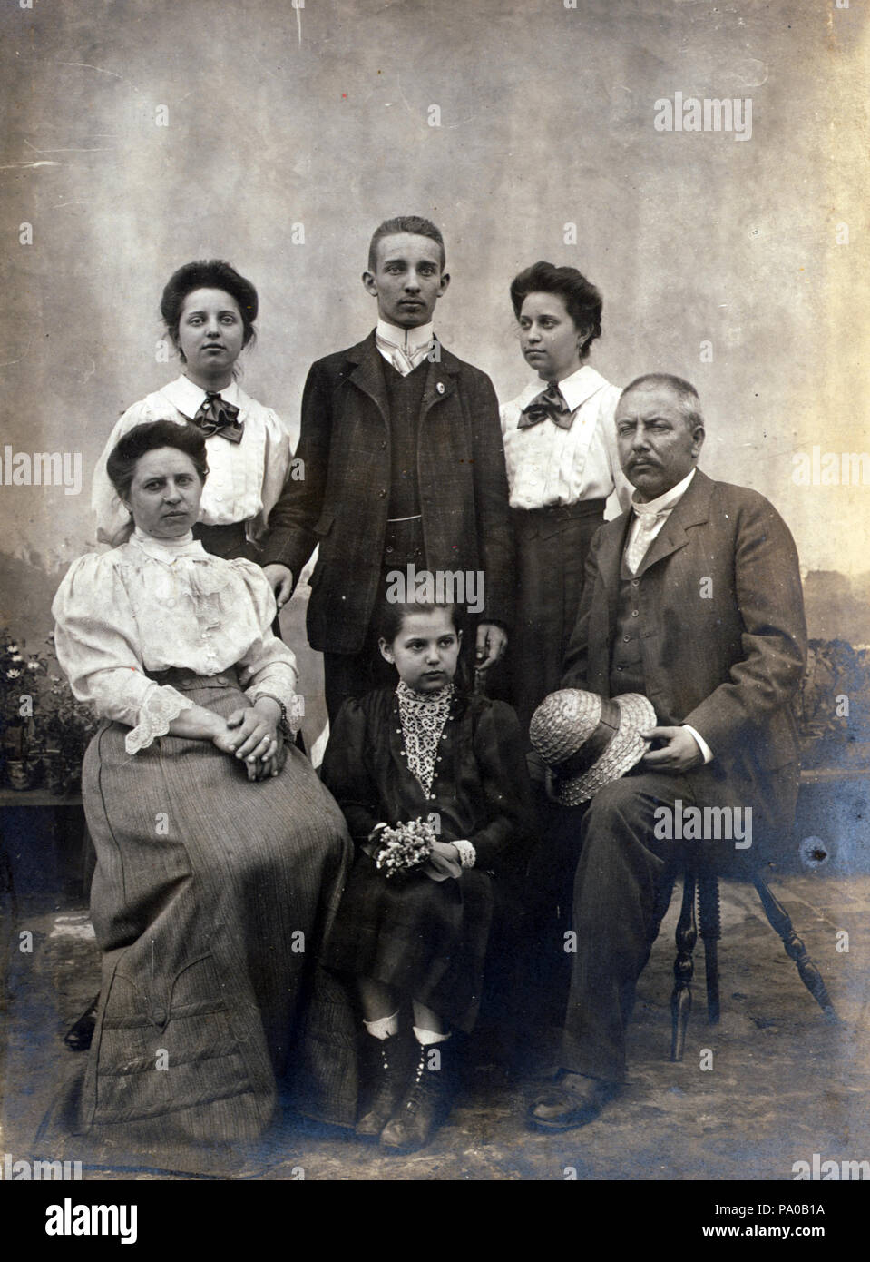 Old black and white photo family hi-res stock photography and images ...