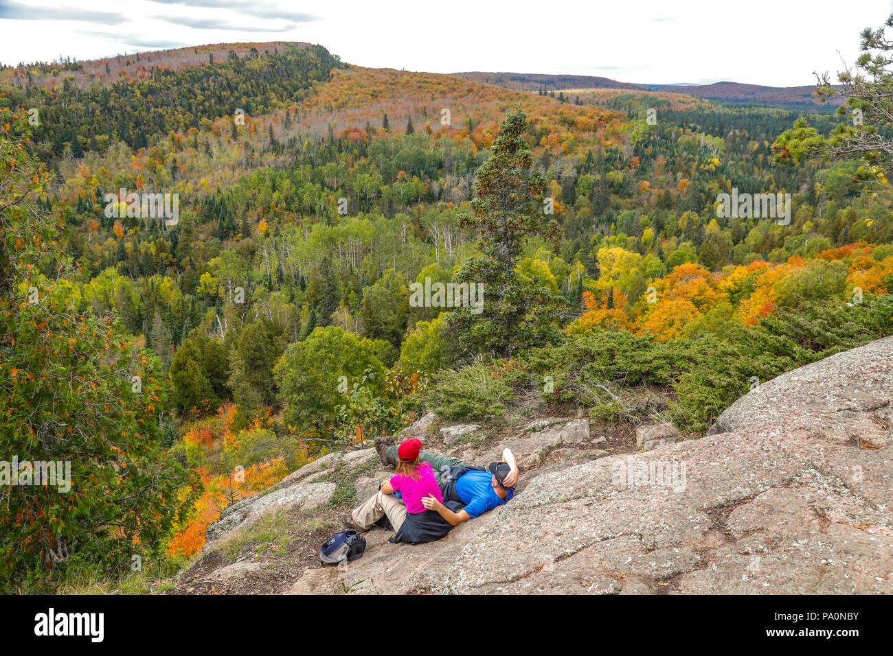 Scenery with forest and hikers at Oberg Mountain hiking trail, Tofte, Minnesota, USA Stock Photo