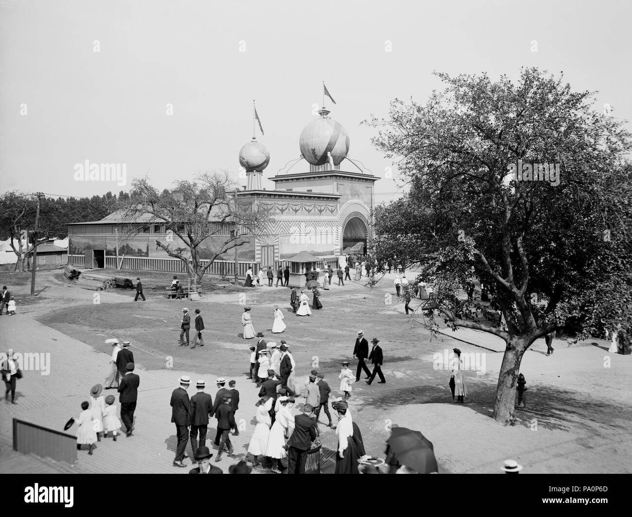 . English: The Hippodrome, Euclid Beach Park, Cleveland, Ohio . circa 1905 629 Euclid Beach Park - The Hippodrome Stock Photo