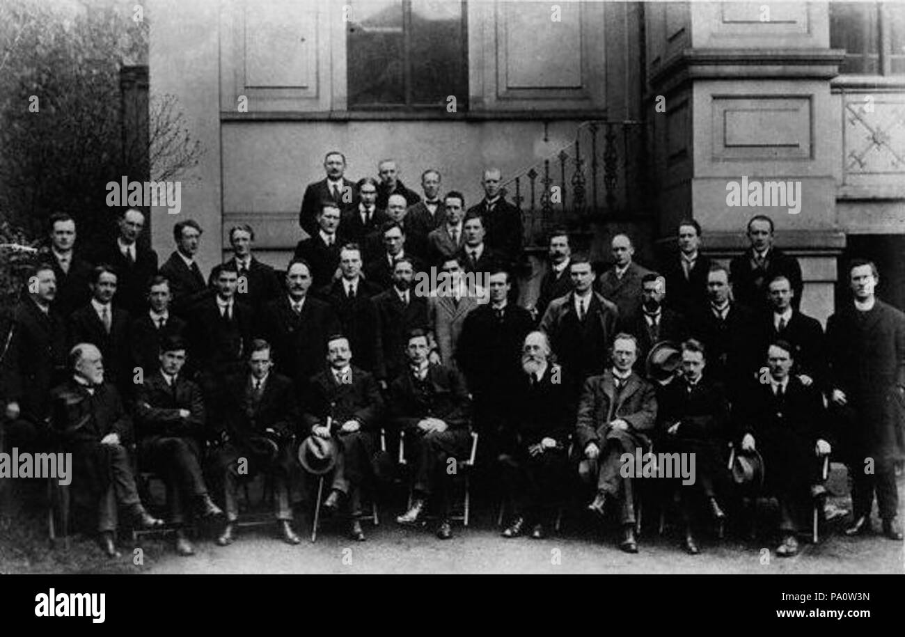 . English: Photo of the First Dáil Éireann taken at the Mansion House on the 21 January 1919. Pictured are: First row, left to right: Laurence Ginnell, Michael Collins, Cathal Brugha, Arthur Griffith, Eamon de Valera, Count Plunkett, Eoin MacNeill, W.T. Cosgrave, Kevin O'Higgins . 651 First dail eireann 1919 Stock Photo