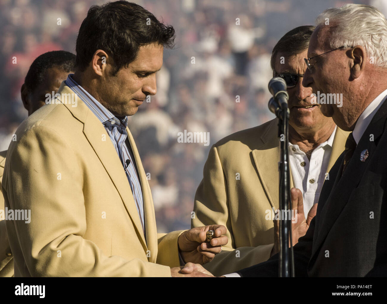 San Francisco, California, USA. 20th Nov, 2005. Pro Football Hall of Fame interim executive director Ron Dougherty presents Steve Young with his ring on Sunday, November 20, 2005, in San Francisco, California. The Seahawks defeated the 49ers 27-25. Credit: Al Golub/ZUMA Wire/Alamy Live News Stock Photo
