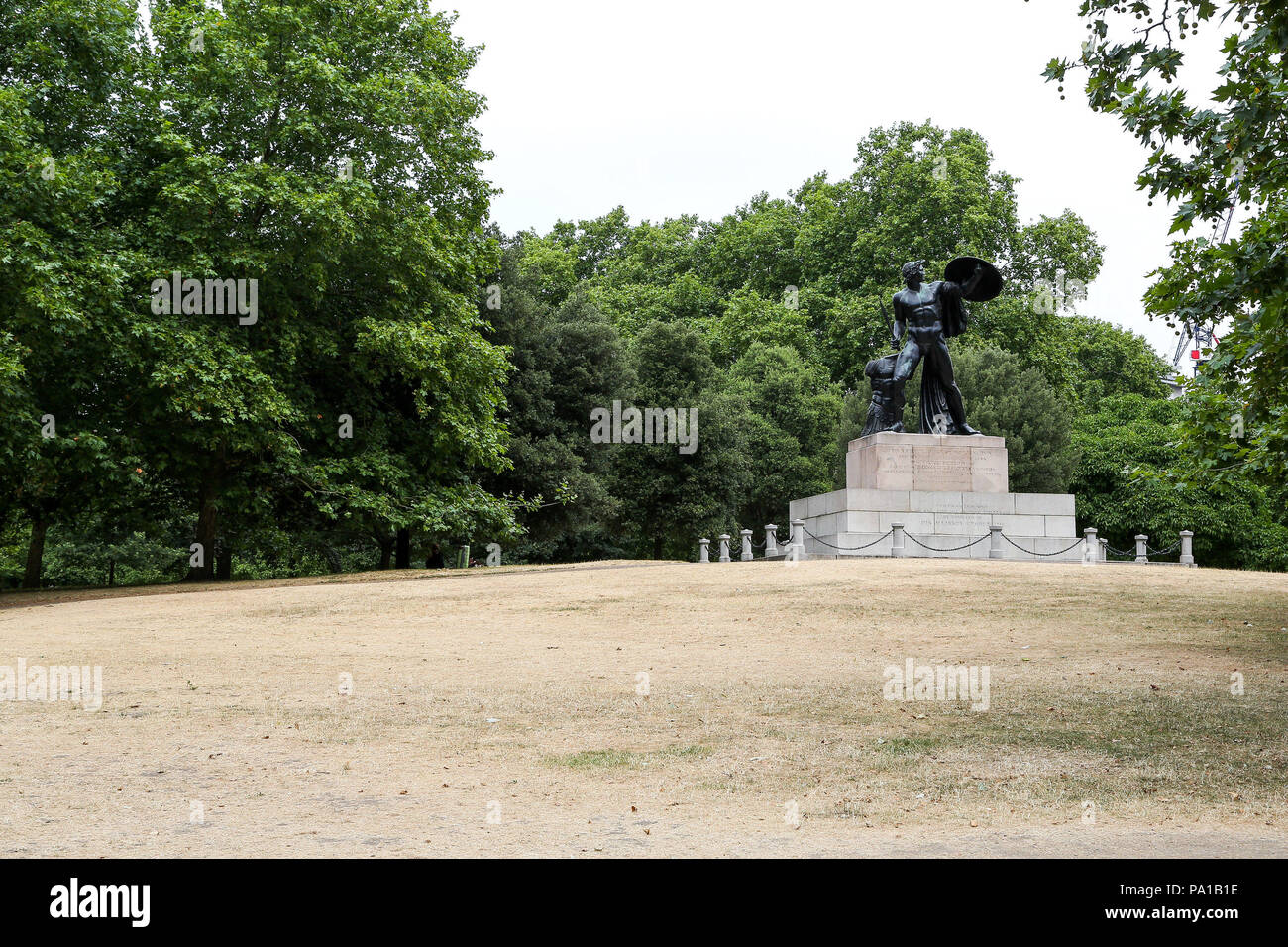 Hyde Park. London. UK 20 July 2018 - Parched grass in Hyde Park on a cloudy day in the capital. Met Office forecast rain later in the day in the capital.   Credit: Dinendra Haria/Alamy Live News Stock Photo