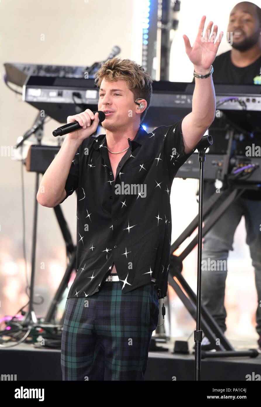 Besættelse kan opfattes deltager New York, NY, USA. 20th July, 2018. Charlie Puth on stage for Charlie Puth  in Concert on the NBC Today Show, Rockefeller Plaza, New York, NY July 20,  2018. Credit: Derek Storm/Everett