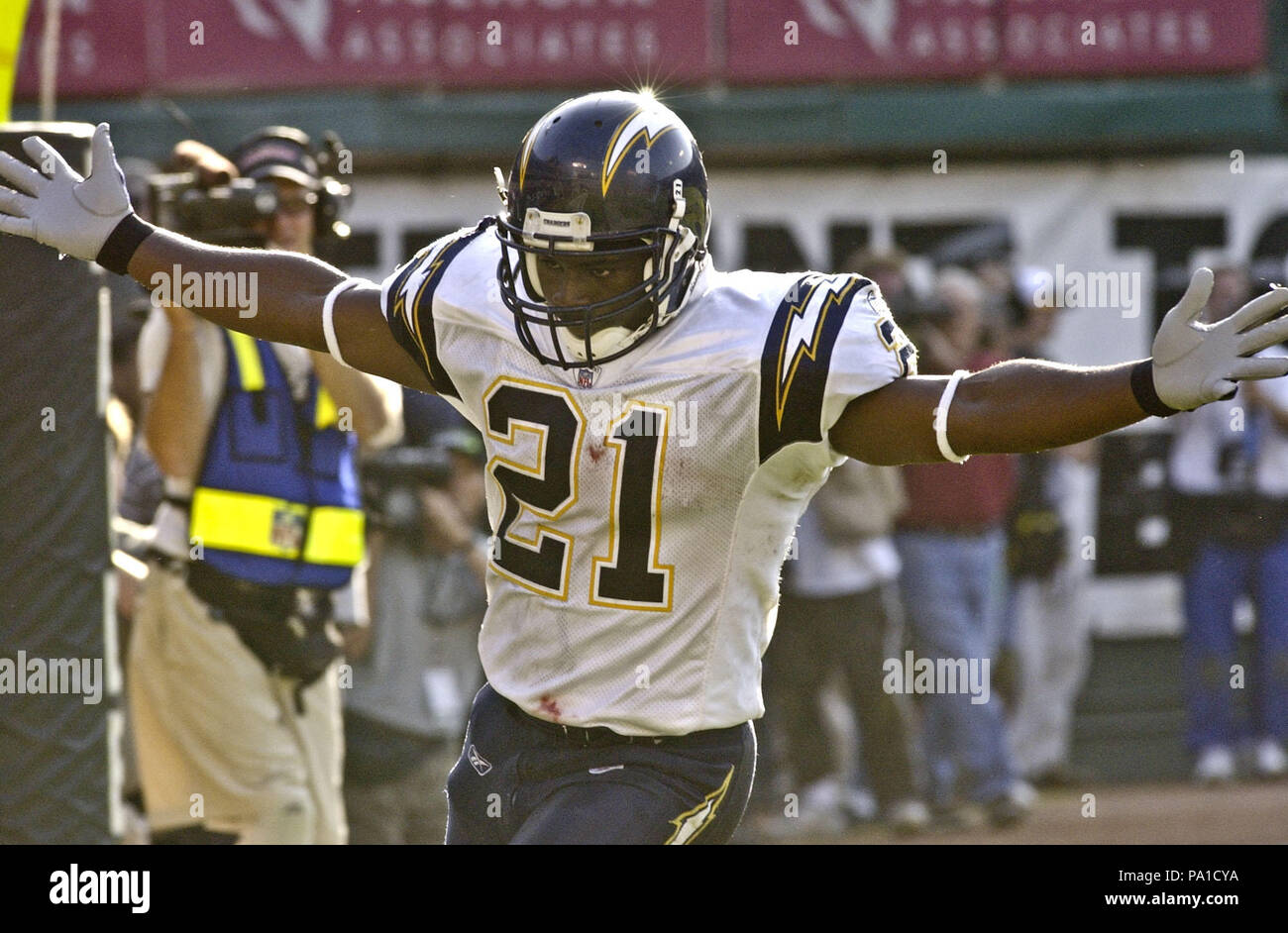 Oakland, California, USA. 20th Oct, 2002. San Diego Chargers running back  LaDainian Tomlinson (21) on Sunday, October 20, 2002, in Oakland,  California. The chargers defeated the Raiders 27-21 in an overtime game.