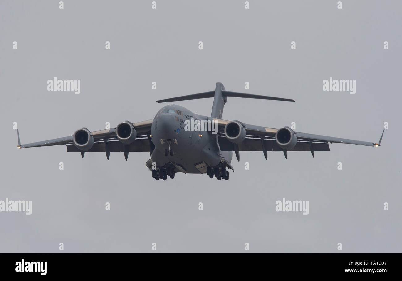 Farnborough, Hampshire, UK. 20 July, 2018. Final day of the biennial Farnborough International Trade Airshow FIA2018, typically a transition day as business customers leave in VIP jets and members of the public arrive to watch the build-up for the weekend public airshow. A large Boeing C-17 Globemaster III military transport aircraft of the US Air Force arrives and parks up. It will display during the public weekend. Credit: Malcolm Park/Alamy Live News. Stock Photo