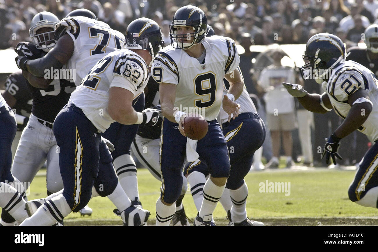 Oakland, California, USA. 20th Oct, 2002. San Diego Chargers quarterback  Drew Brees (9) hands off to running back LaDainian Tomlinson (21) on  Sunday, October 20, 2002, in Oakland, California. The chargers defeated