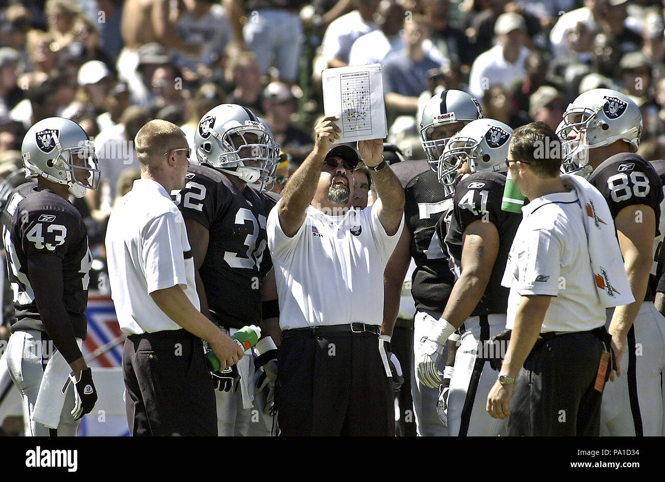 Oakland, California, USA. 22nd Dec, 2002. Oakland Raiders defensive back Rod  Woodson (26) has discussion with referee on Sunday, December 22, 2002, in  Oakland, California. The Raiders defeated the Broncos 28-16. Credit: