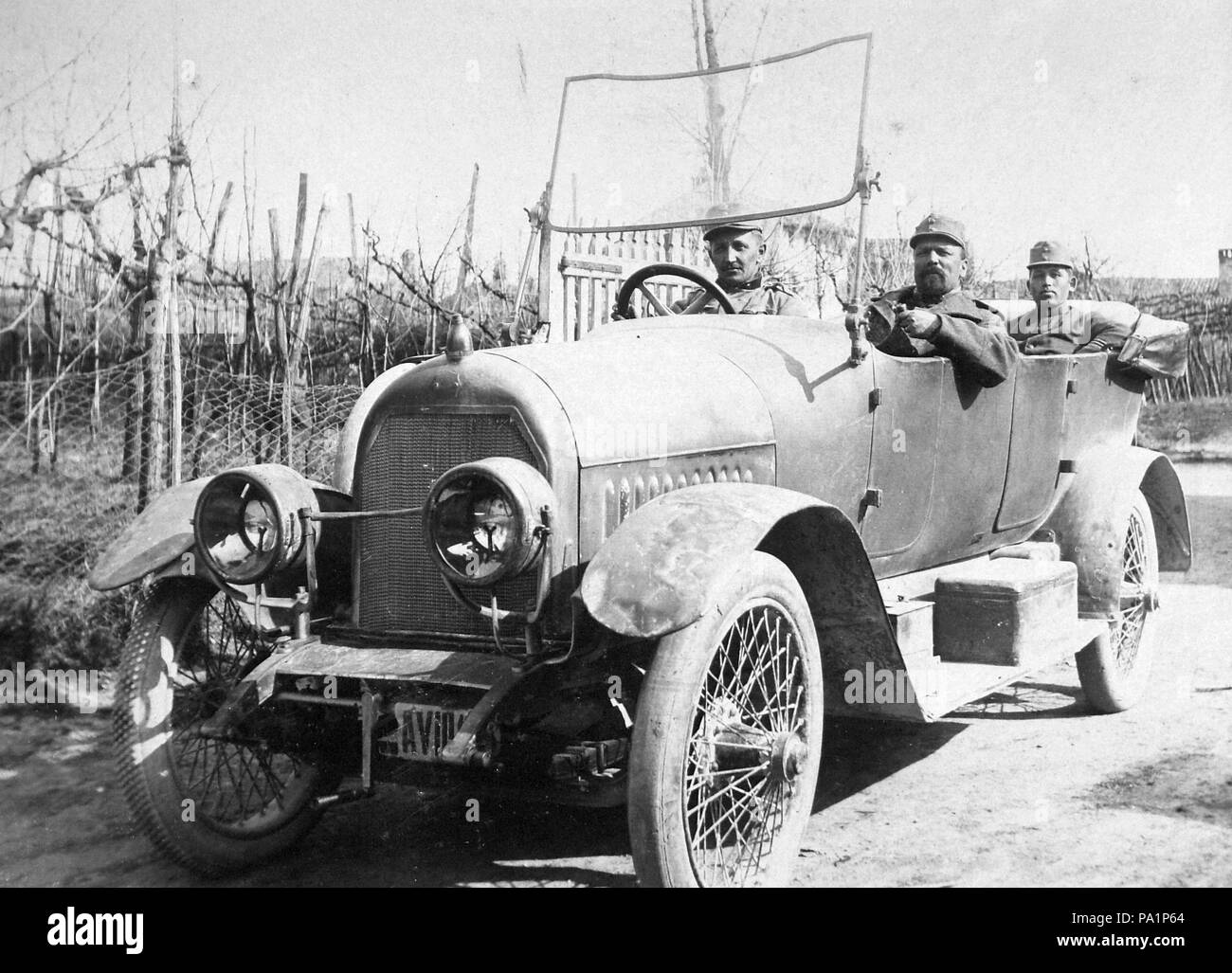652 First World War, men, uniform, automobile, number plate ...