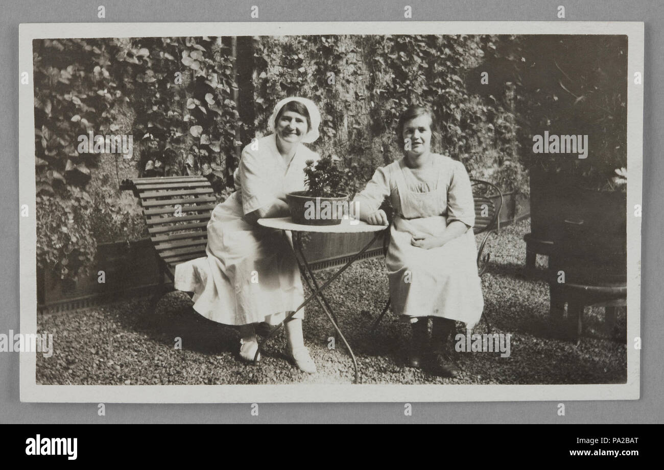 215 Reprofoto. Porträtt. Ester Claesson och &quot;Mamsell&quot; 1921 - Hallwylska museet - 86992 Stock Photo