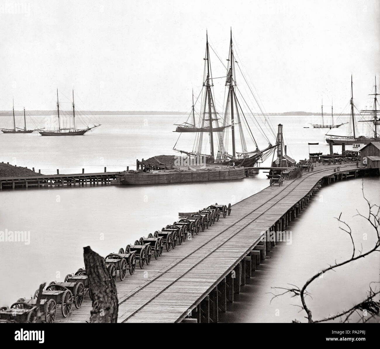 . English: The City Point, Virginia waterfront during the Siege of Petersburg, a series of battles which took place during the American Civil War. 1864 or 1865 316 City Point, Virginia during the Civil War Stock Photo