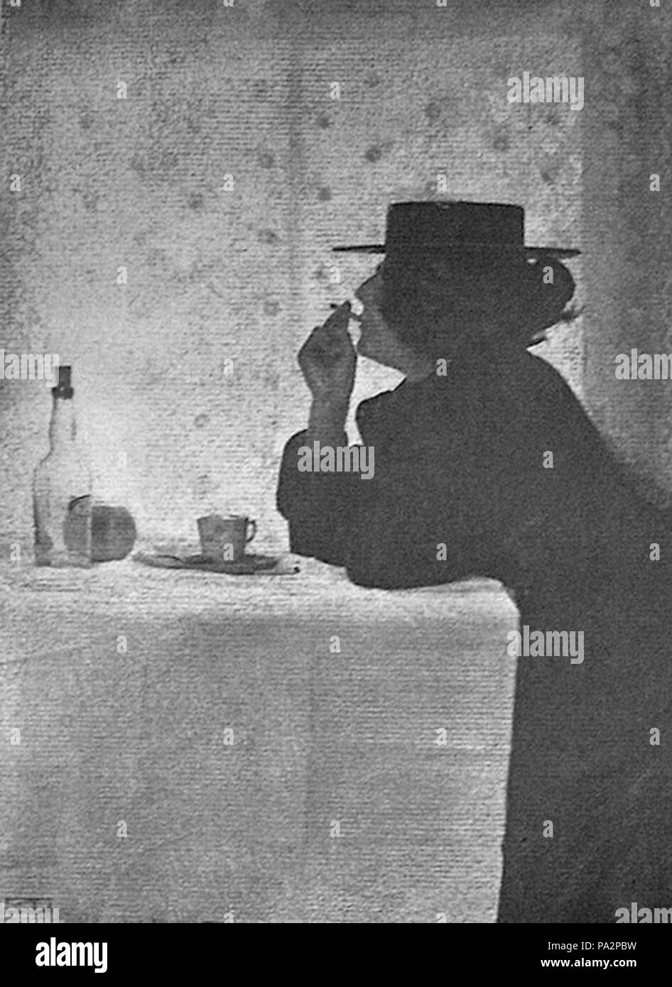 Femme fumeur avec porte-cigarette image libre de droit par belchonock ©  #148527791