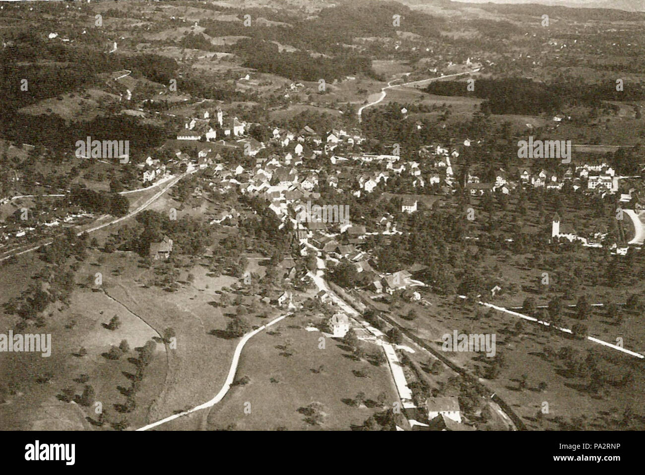 66 Die Schweiz von damals 1917-1937 (350 historische Flugaufnahmen von Walter Mittelholzer) - Hinwil 1928 Stock Photo