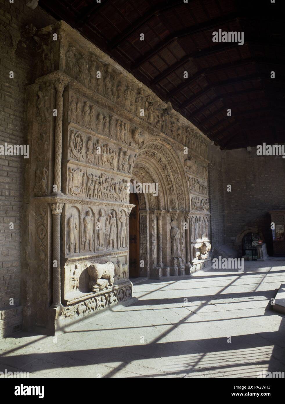 Portada del monasterio de ripoll hi-res stock photography and images ...