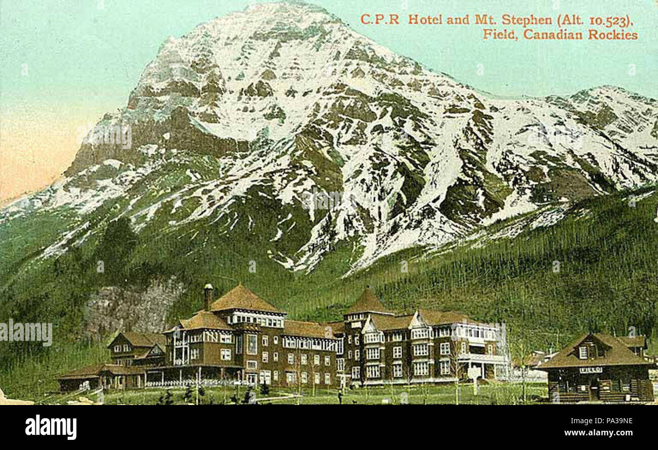 . English: Canadian Pacific Railroad Hotel (Mount Stephen House) and Mount Stephen, in Field, British Columbia, Canada. Français : Hôtel Canadien Pacifique (Mount Stephen House) et Mont Stephen, à Field (Colombie-Britannique, Canada). circa 1908 276 Canadian Pacific Railroad Hotel and Mount Stephen, Field, British Columbia, c. 1908 Stock Photo