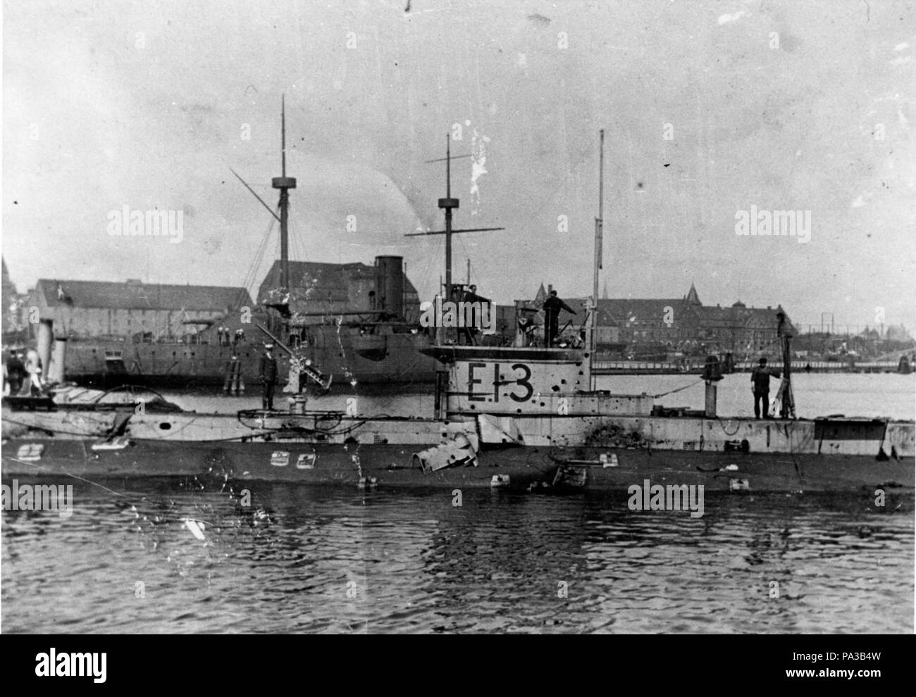 Den britiske ubåd E.13.  I baggrunden panserskibet IVER HUITFELDT. 114 HMS E13 in dock 1915 Stock Photo