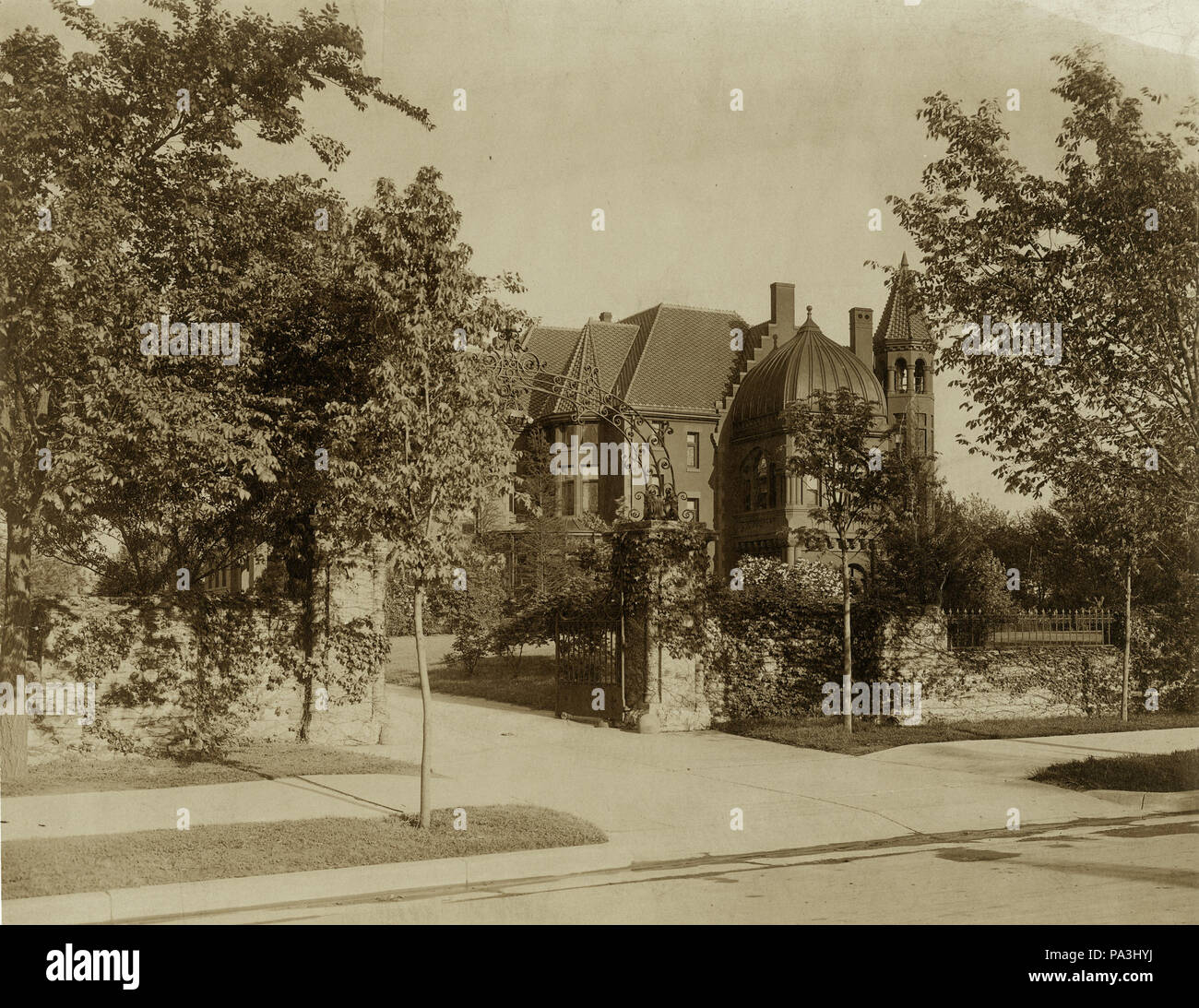 691 Gated entrance to the William K. Bixby residence at the northeast corner of Kingshighway and Lindell Stock Photo