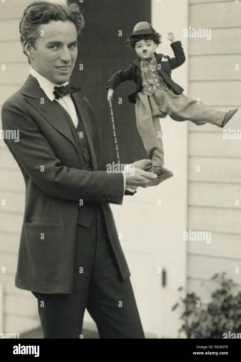 Charlie Chaplin holding a doll version of his popular film character. circa  1918 (according to the Penguin version of Chaplin's autobiography, which  includes the image) 301 Charlie Chaplin with doll Stock Photo - Alamy