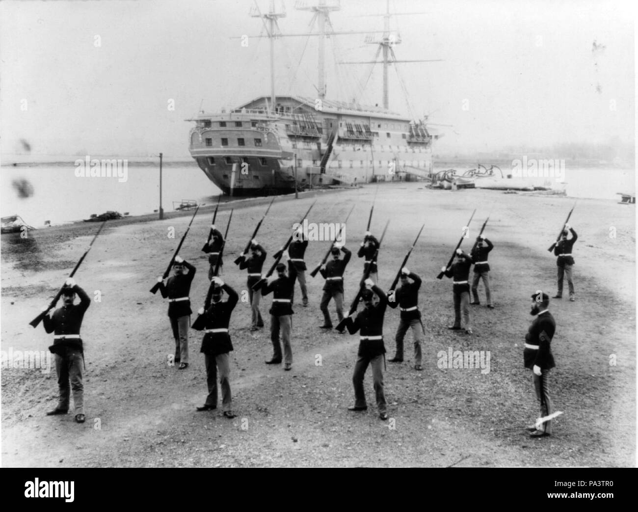 . English: Sailors of the USS New Hampshire engaged in bayonet drills, with the ship in the background. between 1892 and 1904 189 Bayonet drill, USS New Hampshire, c 1898 cph.3b18879 Stock Photo