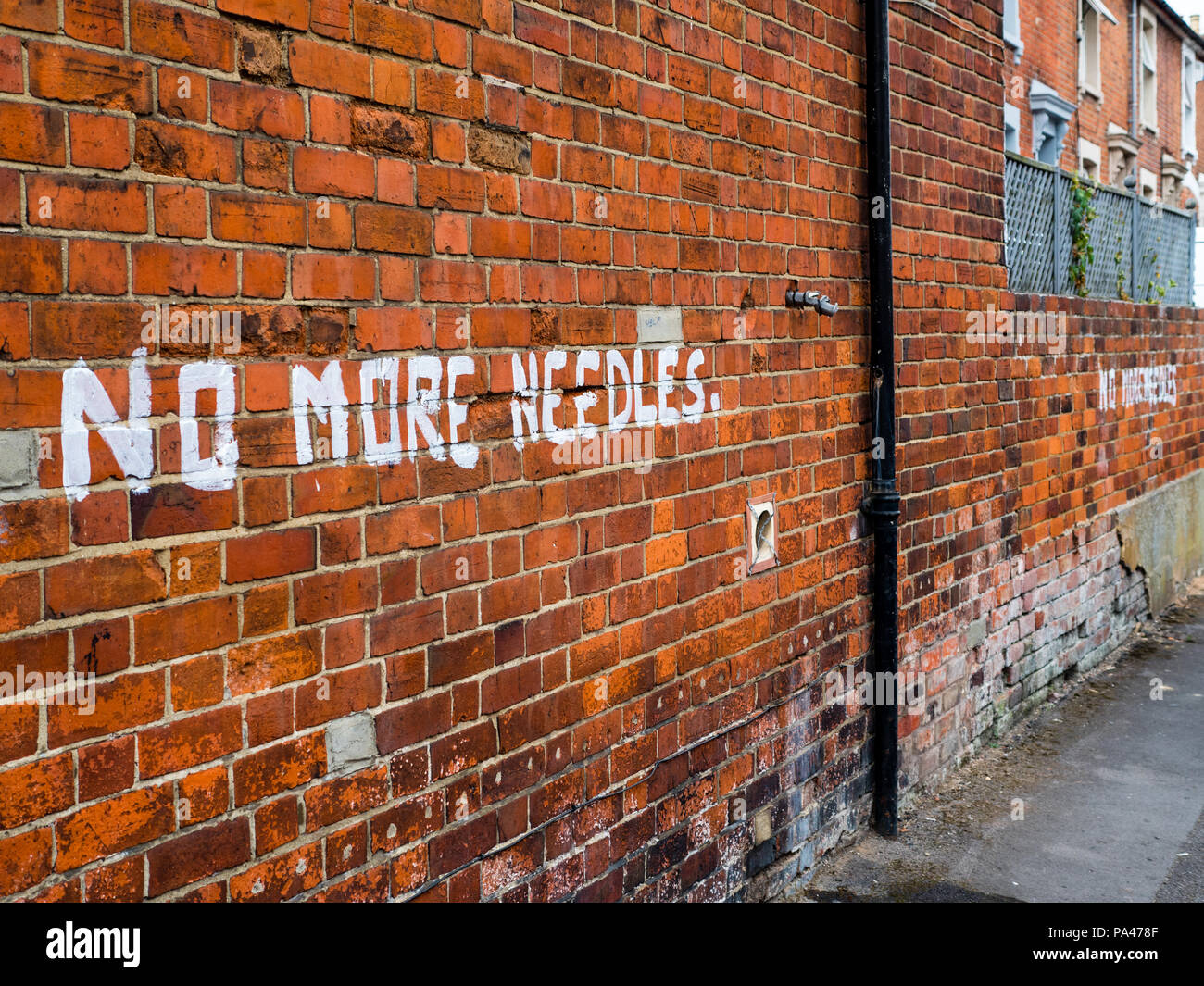 Residents Use Graffiti, to deter Drug Users, Cambridge st, Reading, Berkshire, England, UK, GB. Stock Photo