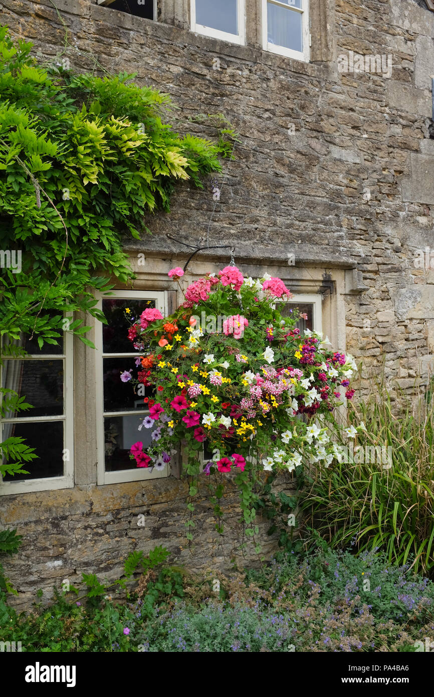 Hanging baskets garden hi-res stock photography and images - Alamy