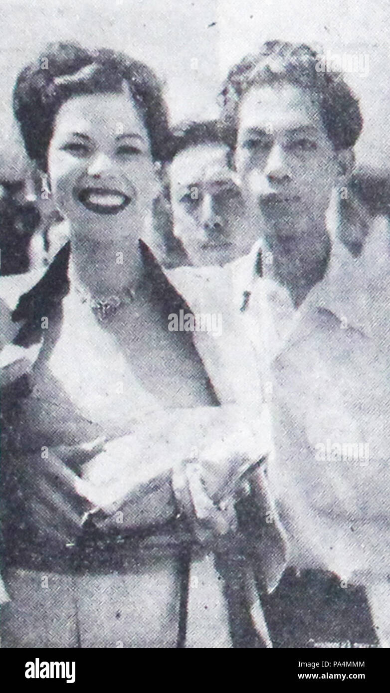154 Laya Raki and reporter in Jakarta Dunia Film 15 Jan 1954 p4 Stock Photo