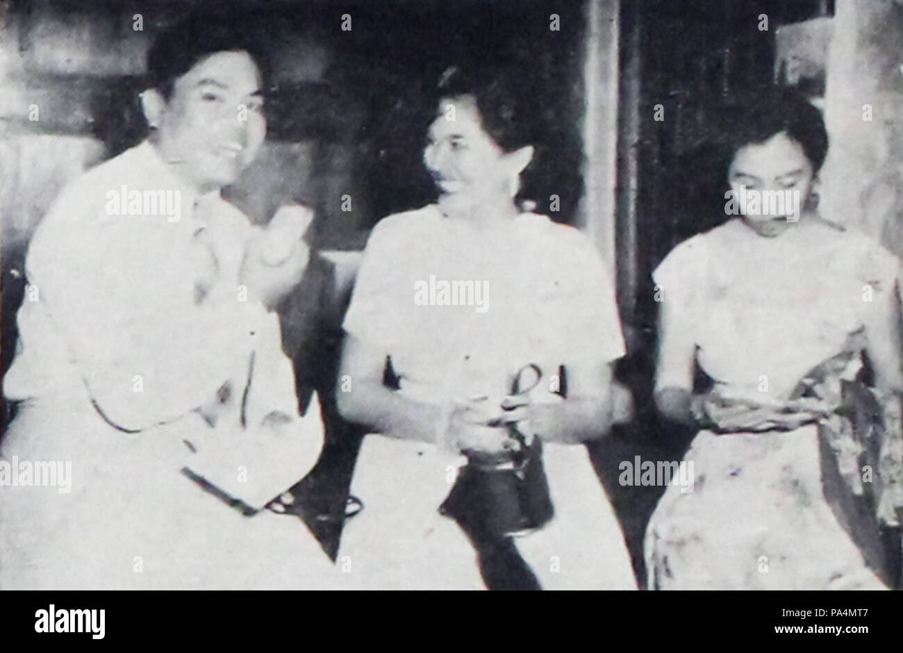 180 Nana Mayo being interviewed Dunia Film 15 Jul 1954 p17 Stock Photo