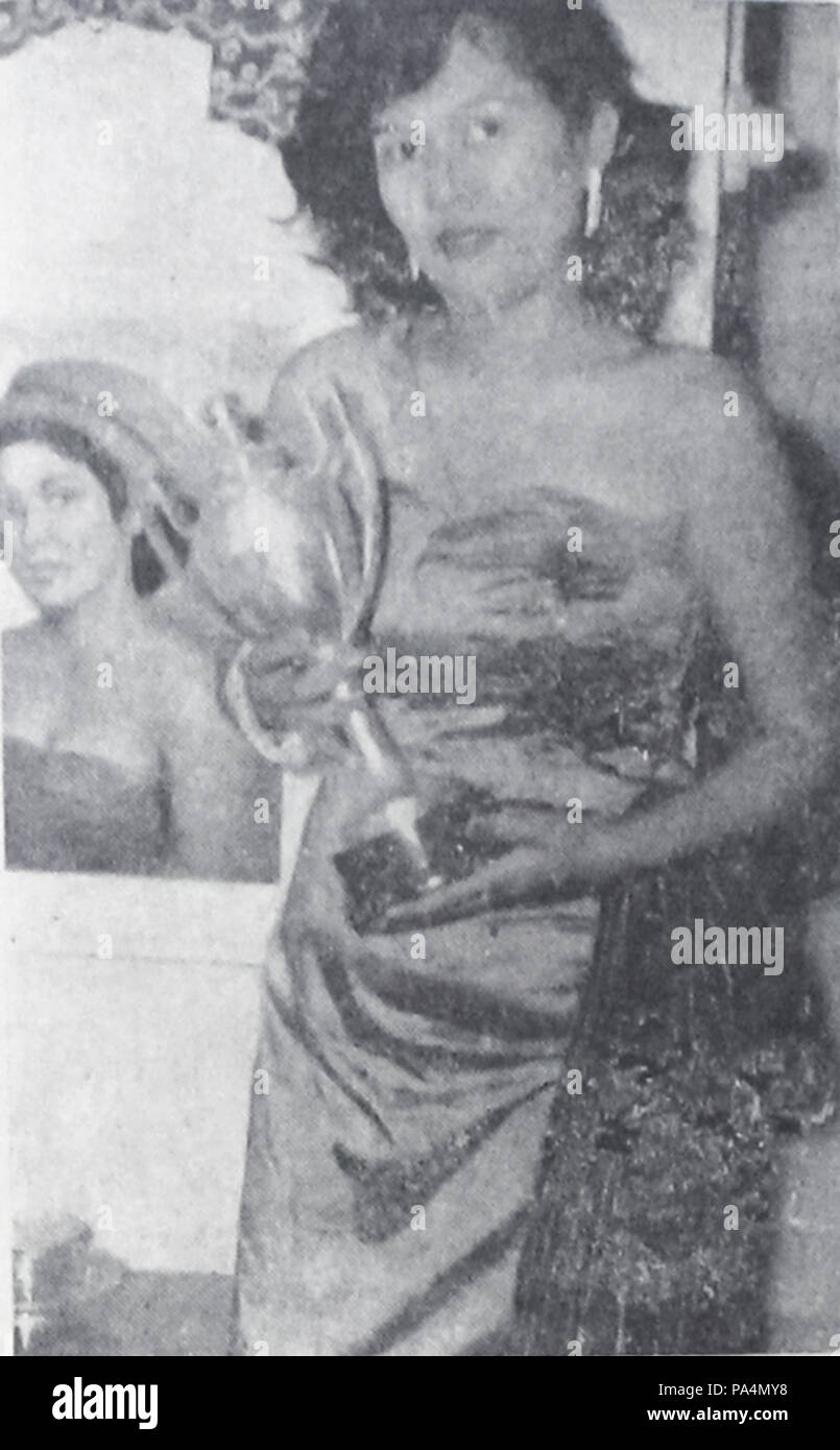180 Nana Mayo with Dunia Film Award, Dunia Film 15 Sep 1954 p15 Stock Photo