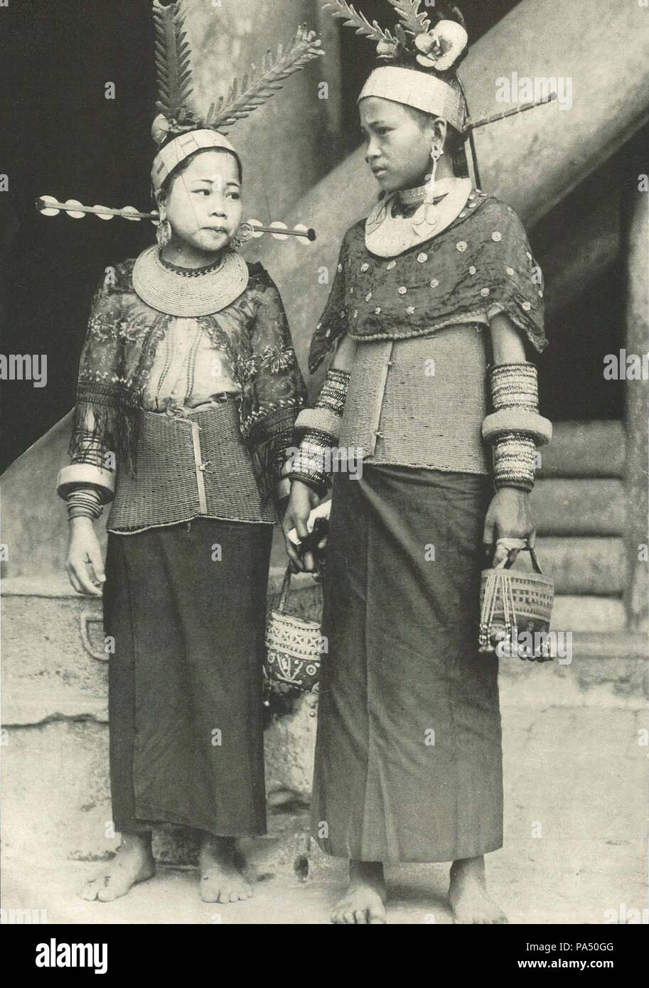30 Bawamalu Women in Nias, Wanita di Indonesia p28 (Kon Luchtvaart Mij) Stock Photo