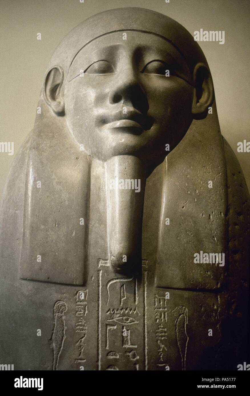 Arte Egipcio. Sarcófago del sacerdote Sema Tawy (siglo IV a. C.) realizado en basalto. Museo Gregoriano egipcio, Museos Vaticanos. Stock Photo