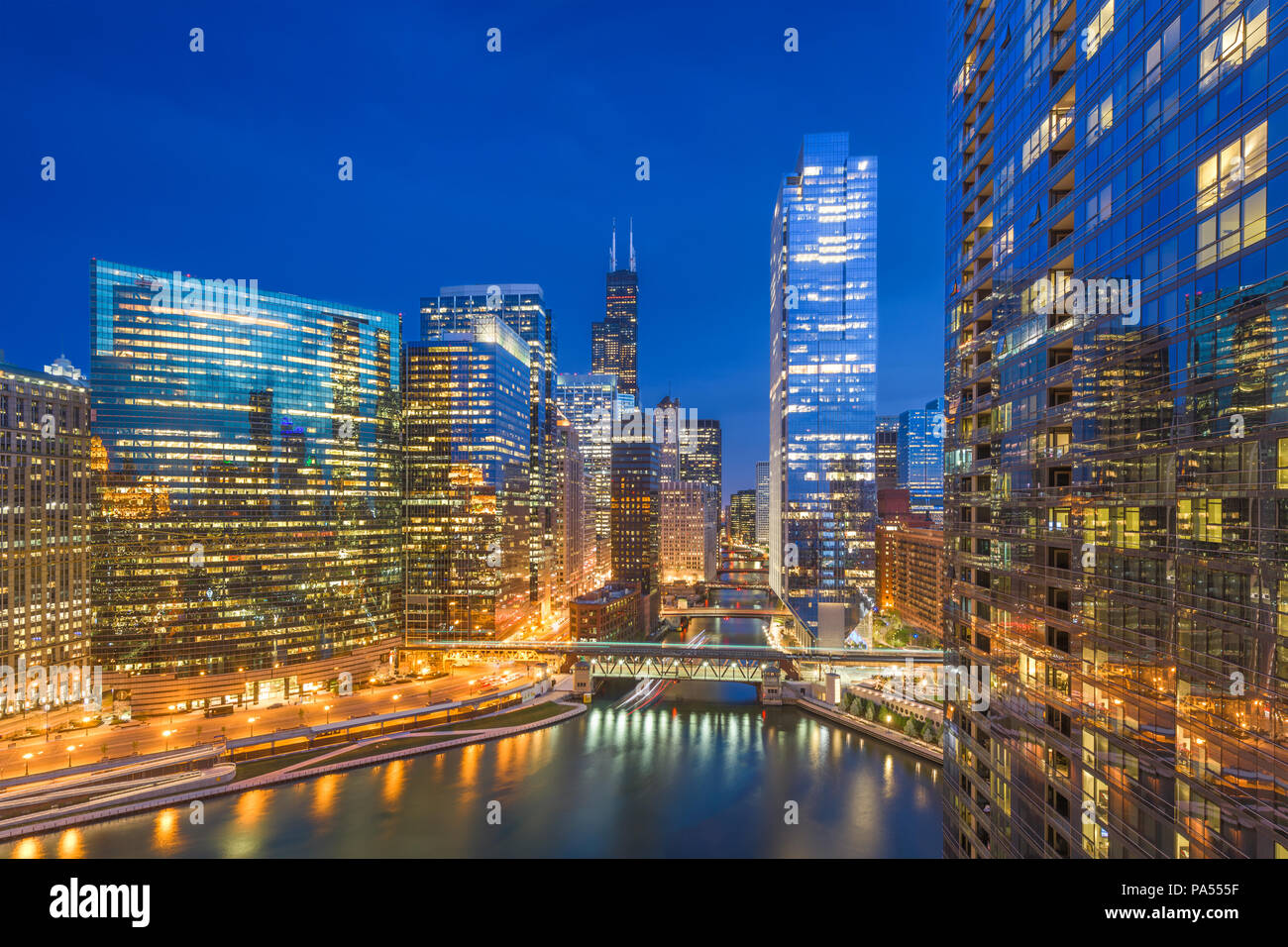 Chicago il usa river skyscrapers hi-res stock photography and images ...