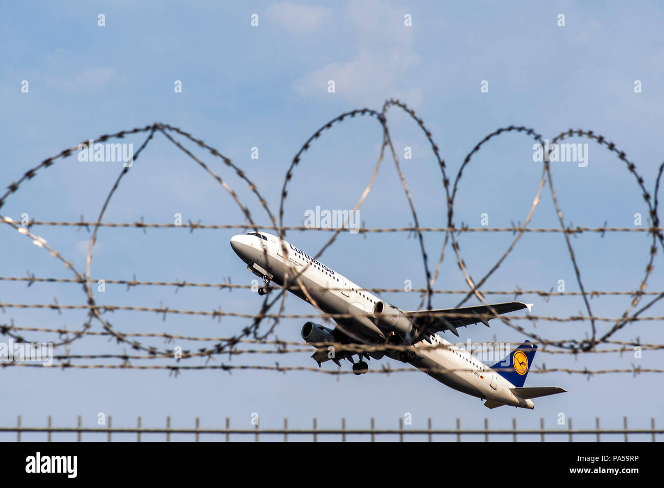 Abschiebung, Zwangsabschiebung. Symbolfoto Stock Photo