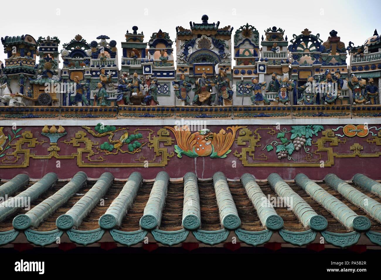 Chinese Rafters The ridge of the chinese ancient roofs are richly decorated with ...