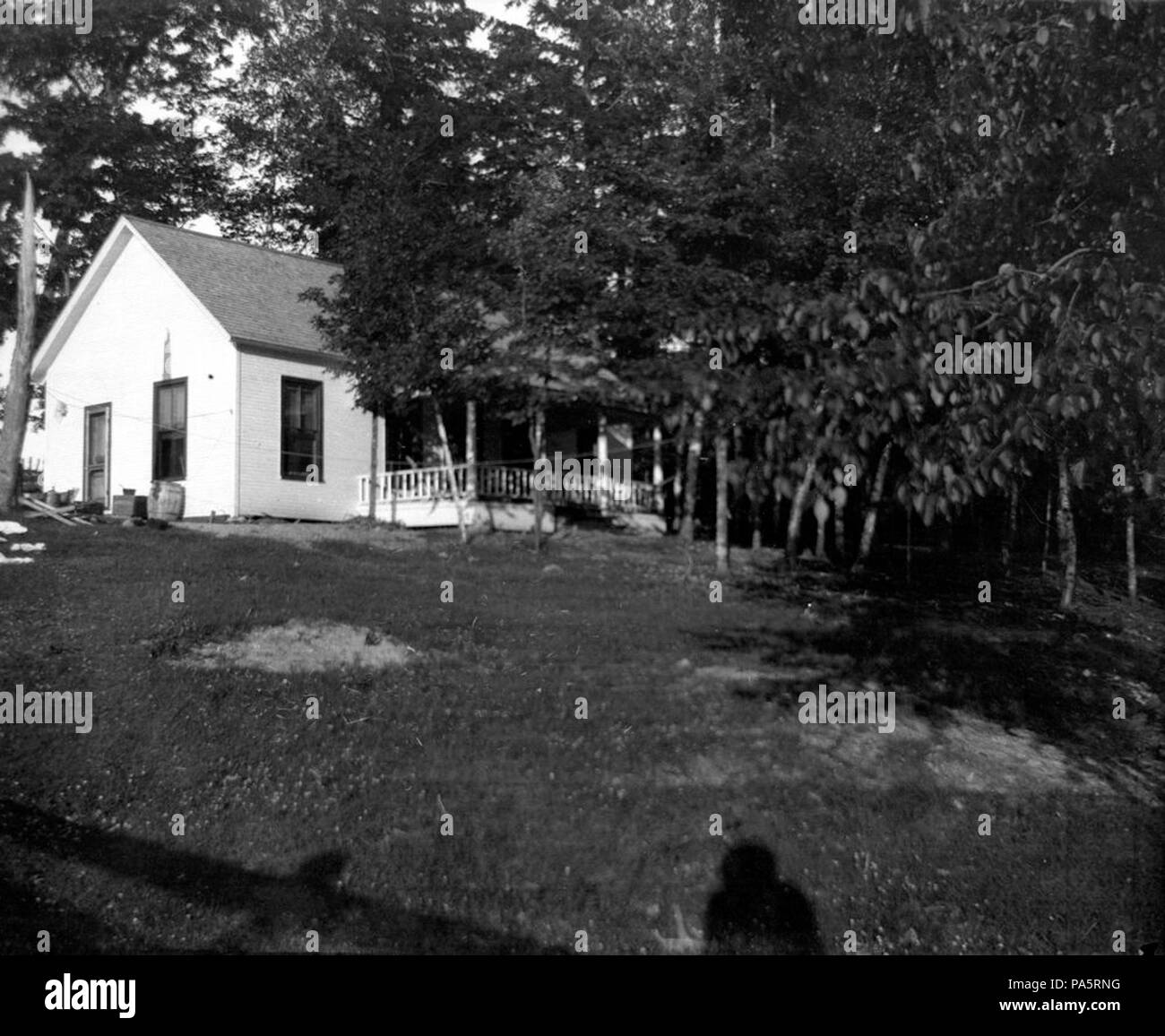 . English: EH567N nd.Windemere cottage. Walloon Lake, Michigan.Early Years, 1899-1921: Box 1 Folder 22Please credit: 'Photographer unknown. Papers of Ernest Hemingway. Photograph Collection. John F. Kennedy Presidential Library and Museum, Boston'   This is an image of a place or building that is listed on the National Register of Historic Places in the United States of America. Its reference number is 68000026   . circa 1920 625 Ernest Hemingway Cottage EH1 Stock Photo