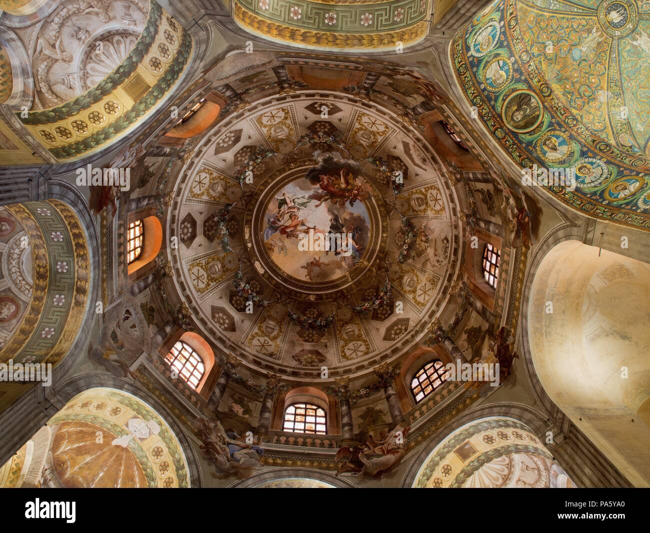 Interior mosaics of the central dome of the church of San Vital de Ravenna,  Siglo VI, Ravenna, Emilia-Romagna, Italy Stock Photo - Alamy