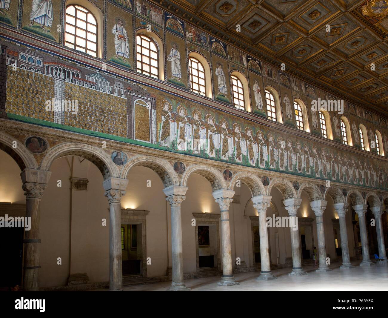 INTERIOR DE LA BASILICA DE SAN APOLINAR NUOVO - SIGLO VI. Location:  BASILICA DE SAN APOLINAR NUOVO, RAVENA, ITALIA Stock Photo - Alamy