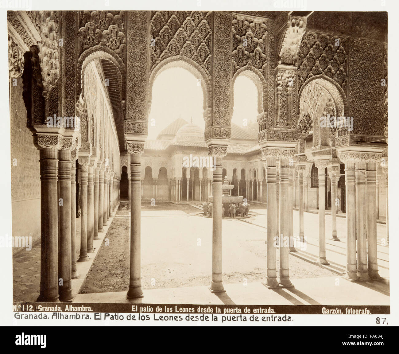 86 Fotografi av Granada. Alhambra, El Patio de los Leones deste la puerta de entrada - Hallwylska museet - 104833 Stock Photo