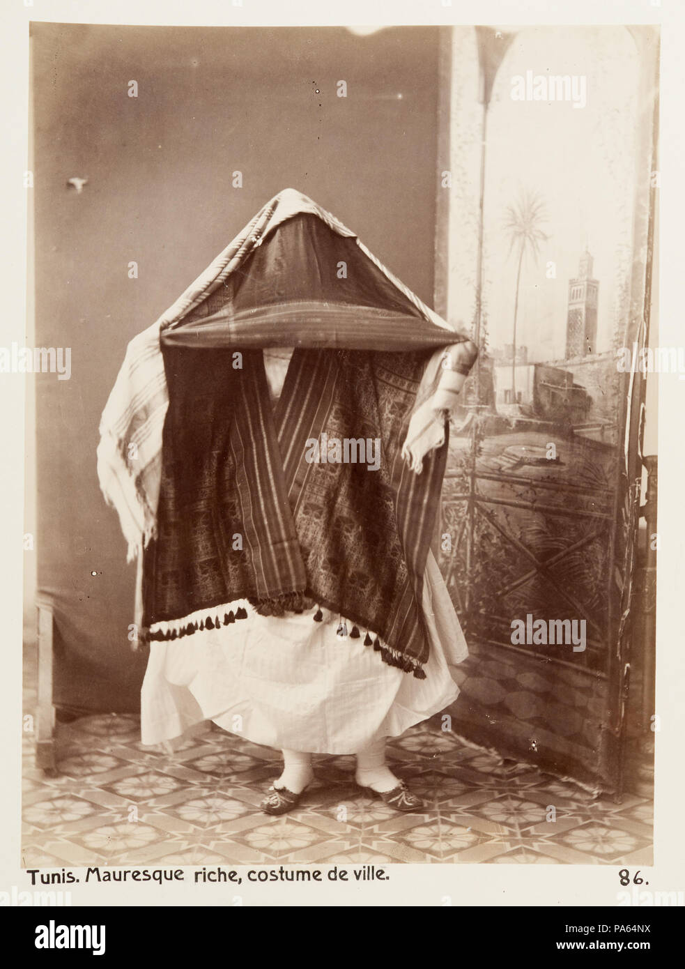 Inv.nr: LXVI:K.H.86. 302 Stadsdräkt för kvinna, Tunisien, 1800-tal - Hallwylska museet - 107953 Stock Photo