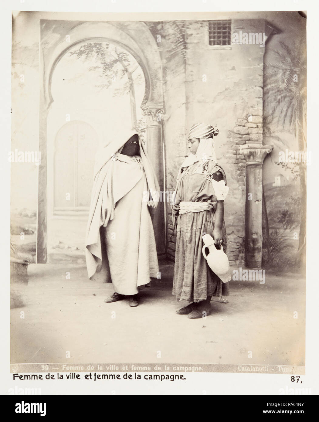 Inv.nr: LXVI:K.H.87. 150 Kvinna från staden och kvinna från landet, Tunisien, 1800-tal - Hallwylska museet - 107954 Stock Photo