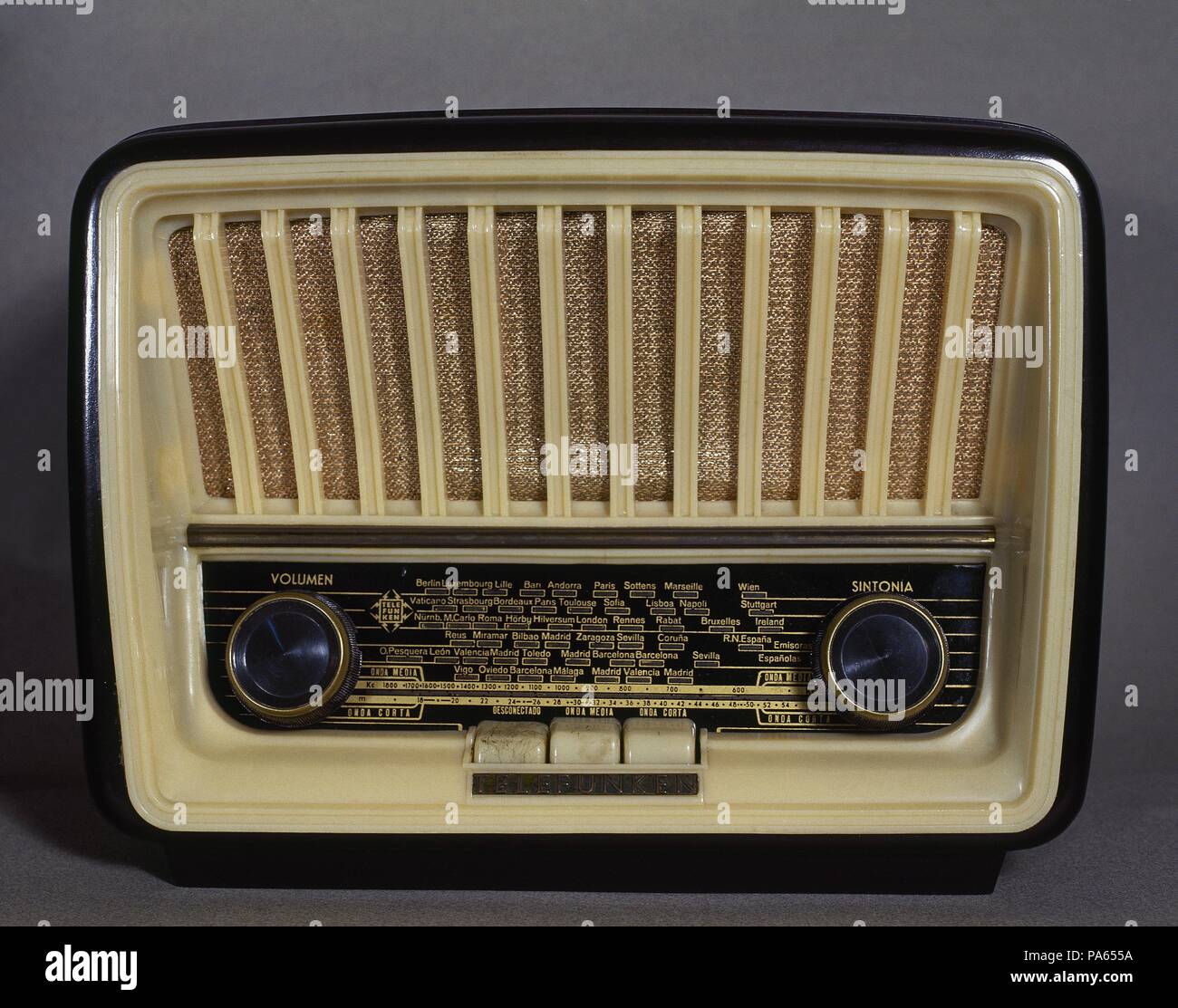 Receptor antiguo de radio de la marca Telefunken, modelo "Capricho",  versión U-1815. Onda media y corta. Año 1958 Stock Photo - Alamy