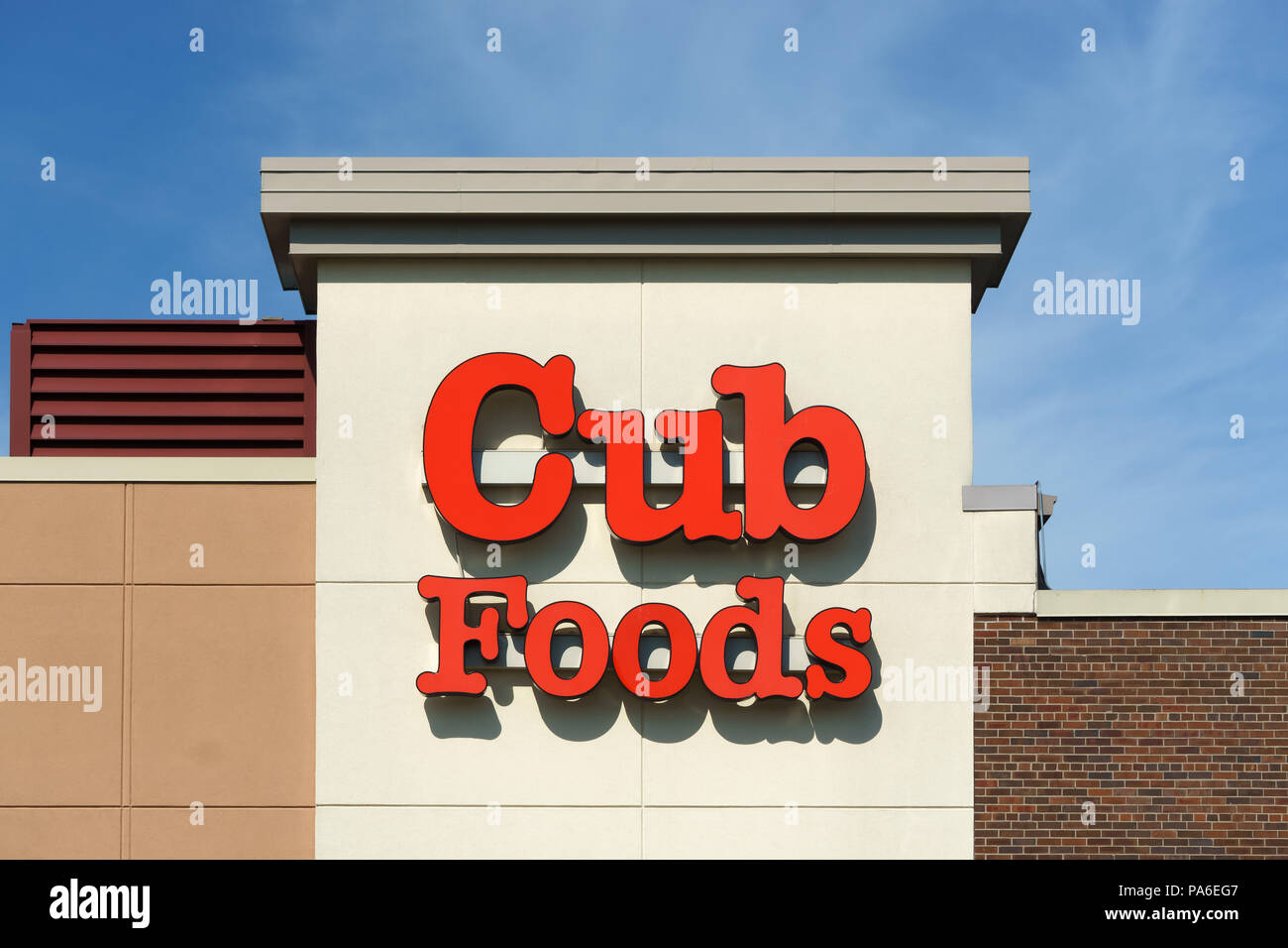 BLOOMINGTON, MN/USA - AUGUST 5, 2015: Cub Foods retail store exterior. Stock Photo