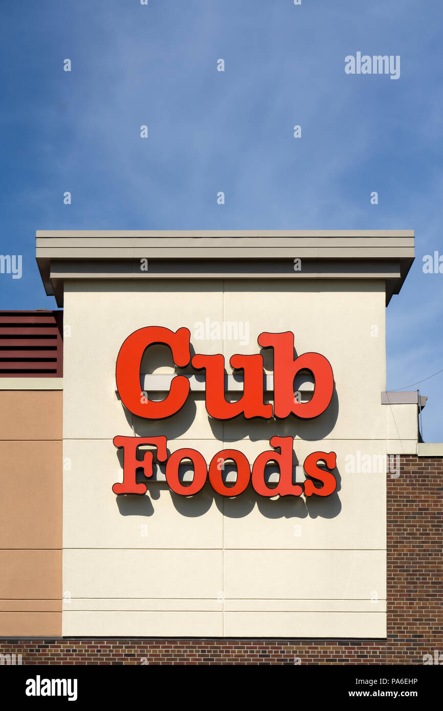 BLOOMINGTON, MN/USA - AUGUST 5, 2015: Cub Foods retail store exterior. Stock Photo