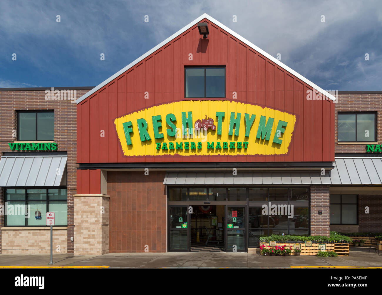 BLOOMINGTON, MN/USA MAY 25, 2016 Fresh Thyme Farmers Market exterior