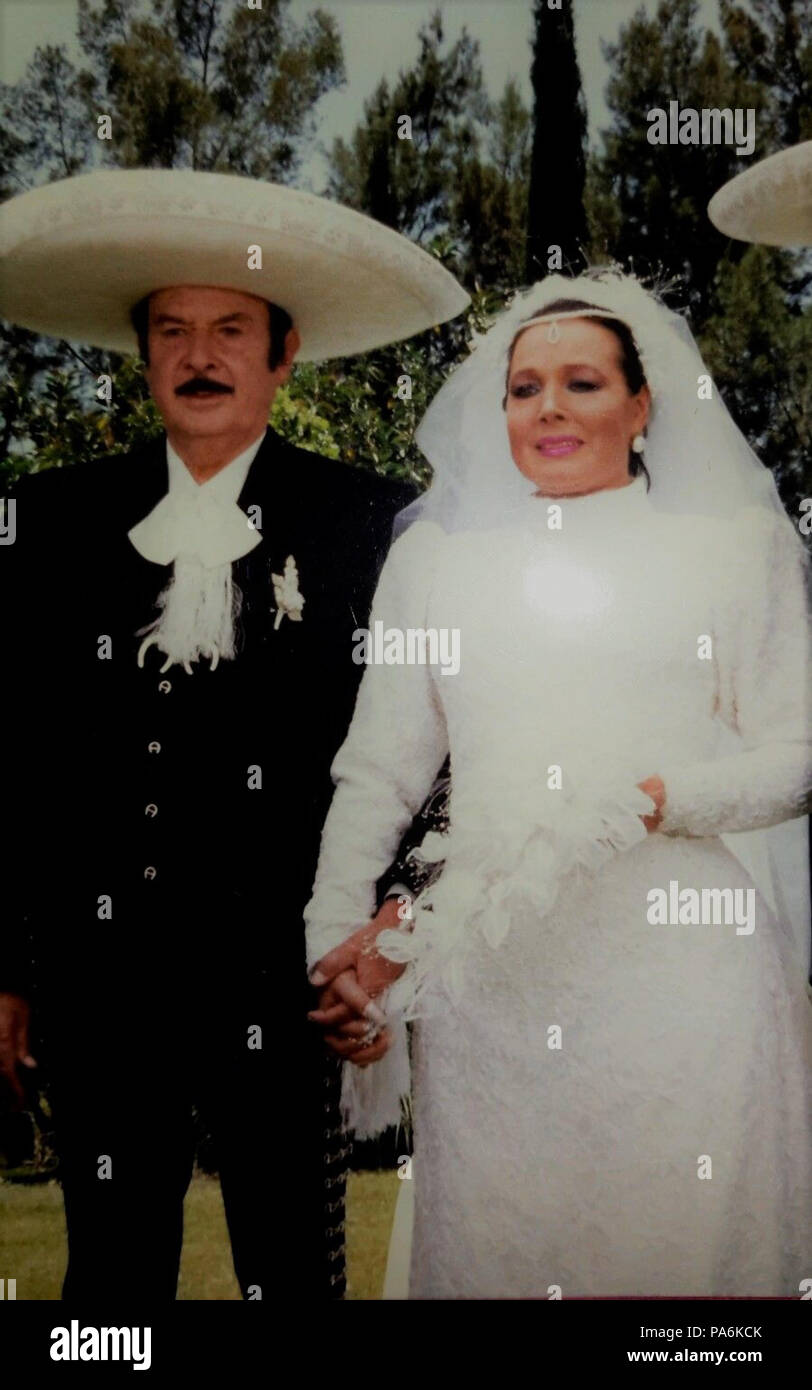 21 Antonio Aguilar and Flor Silvestre on their wedding day Stock Photo