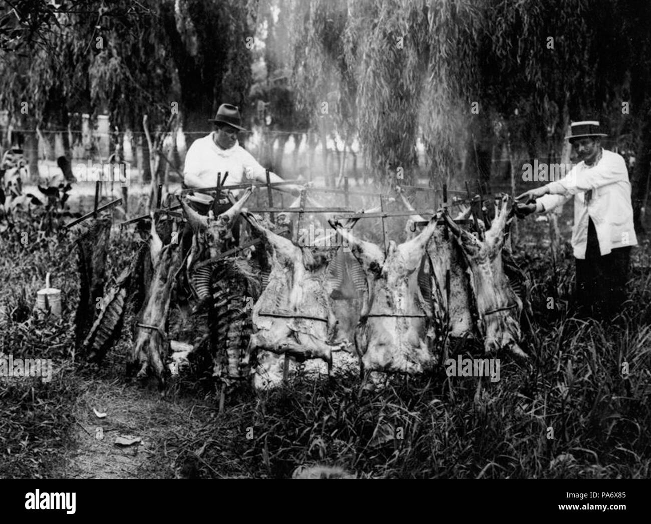 22 Archivo General de la Nación Argentina 1929 Asado criollo para el personal de los talleres de Caras y Caretas Stock Photo