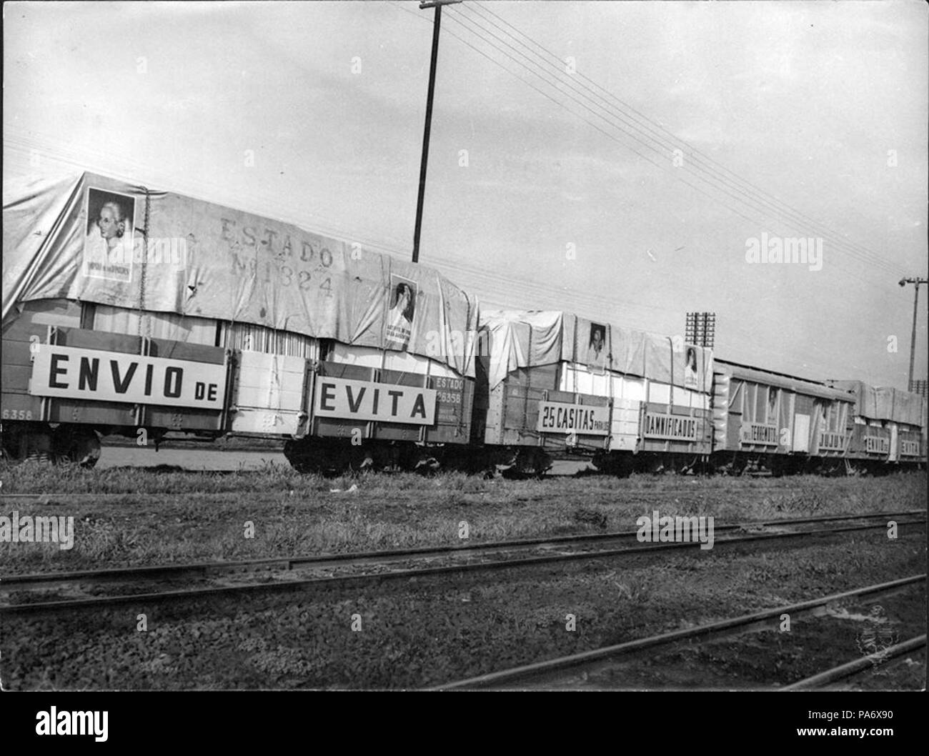 22 Archivo General de la Nación Argentina 1948 Vagones con casas prefabricadas, ropas y víveres para damnificados por sismo de Salta y Jujuy Fundación de Ayuda Social María Eva Duarte de Perón Stock Photo