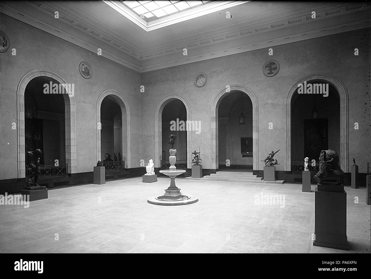 Modern contemporary art sculpture Black and White Stock Photos & Images ...