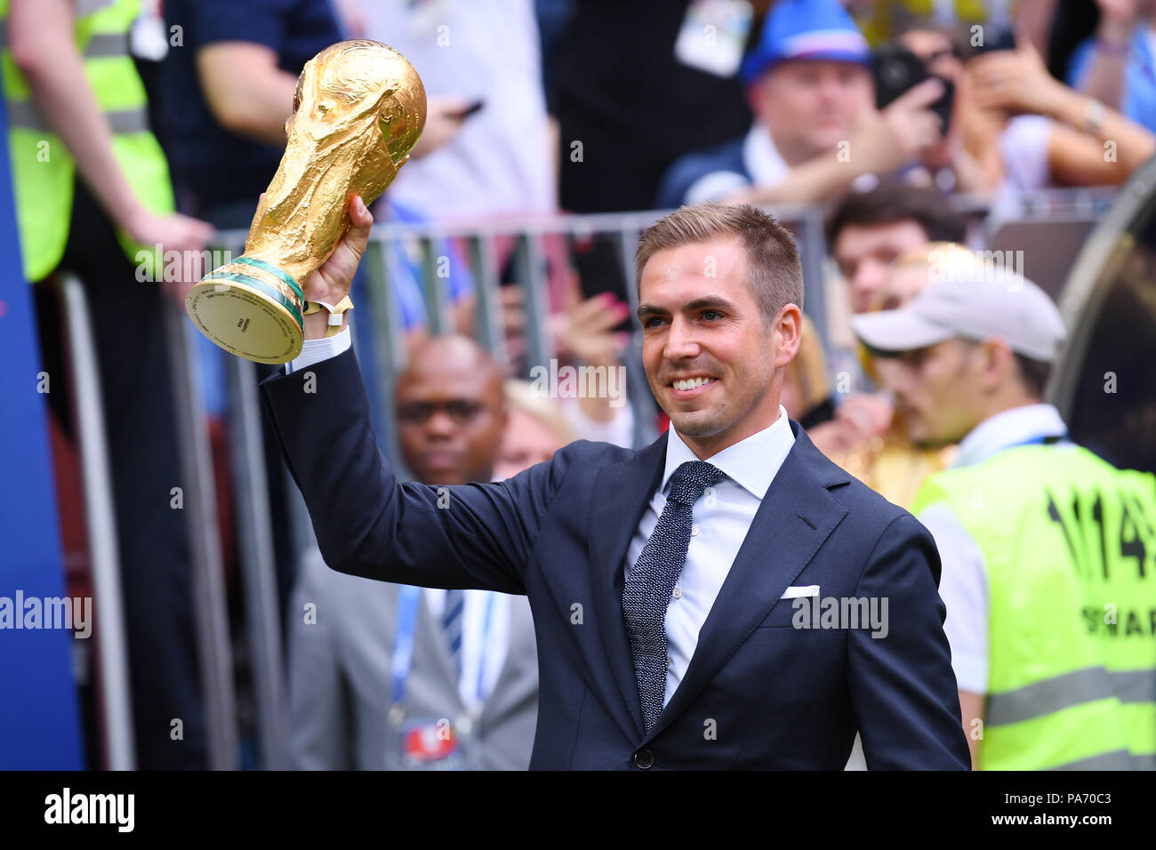 Moscow, Russland. 15th July, 2018. Philipp Lahm (World Champion 2014  Germany) presents the World Cup trophy. GES/Football/World Championship  2018 Russia, Final: France - Croatia, 15.07.2018 GES/Soccer/Football,  Worldcup 2018 Russia, Final: France vs